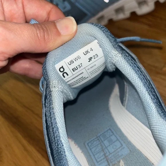 Womens On Cloudswift, lake sky blue, size 6 - Picture 3 of 4